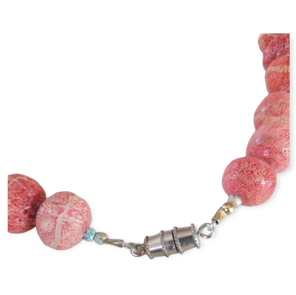 Vintage Mid Century Coral Beaded Necklace - Picture 7 of 8